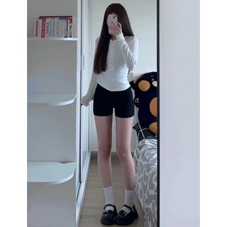 - Áo thun mỏng/ Quần đùi
