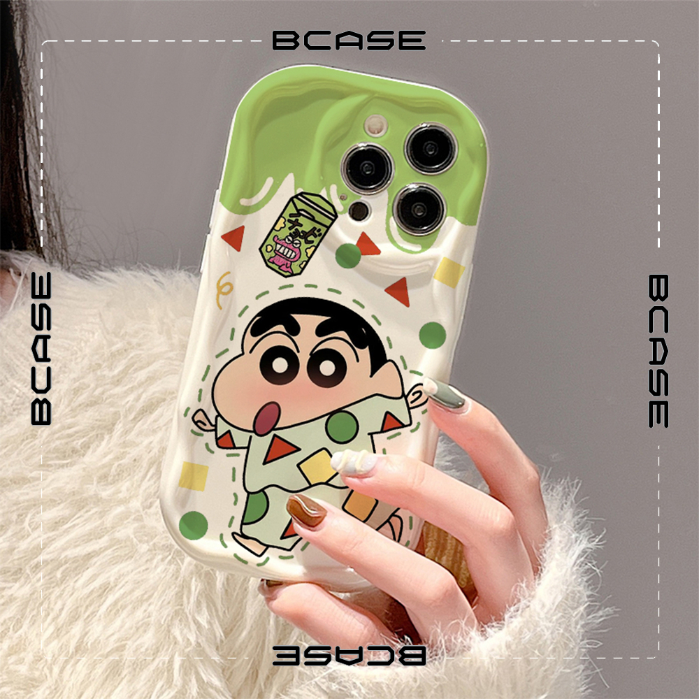 Ốp lưng iphone Viền Nổi Cạnh Shin bé nhỏ siêu tinh nghịch nền xanh lá cho 6/7/8/8plus/x/11/12/13/14/max/promax sk6032