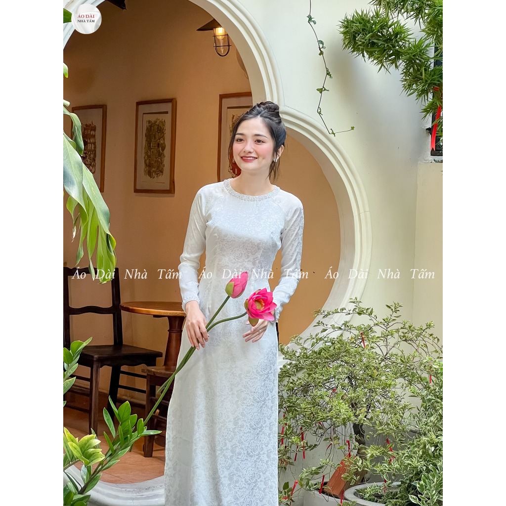 ÁO GẤM TRẮNG TRƠN ĐÍNH KIM SA CỔ - G7