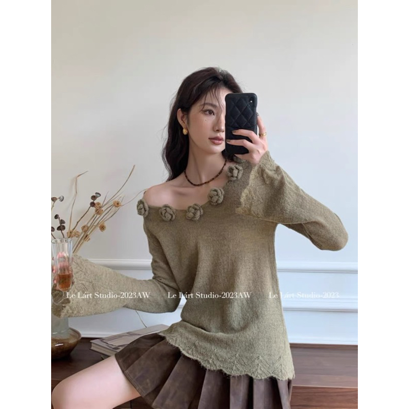 Áo len đính hoa cổ Lelart