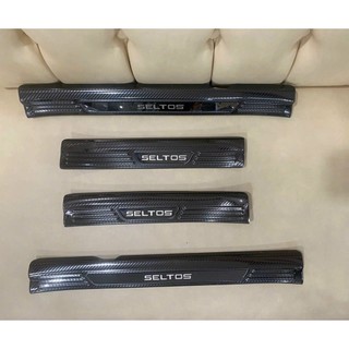 Ốp bậc cửa, nẹp cửa xe Kia Seltos 2020 2021 2022 2023 Mẫu Carbon Thể thao