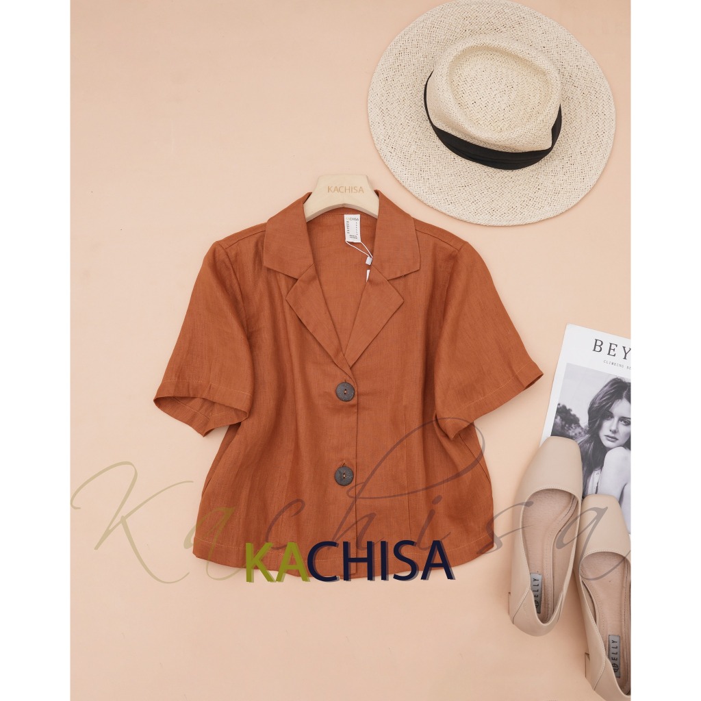 Áo cổ danton phối nút gỗ Kachisa Linen tưng premium wash mềm, sóng sánh