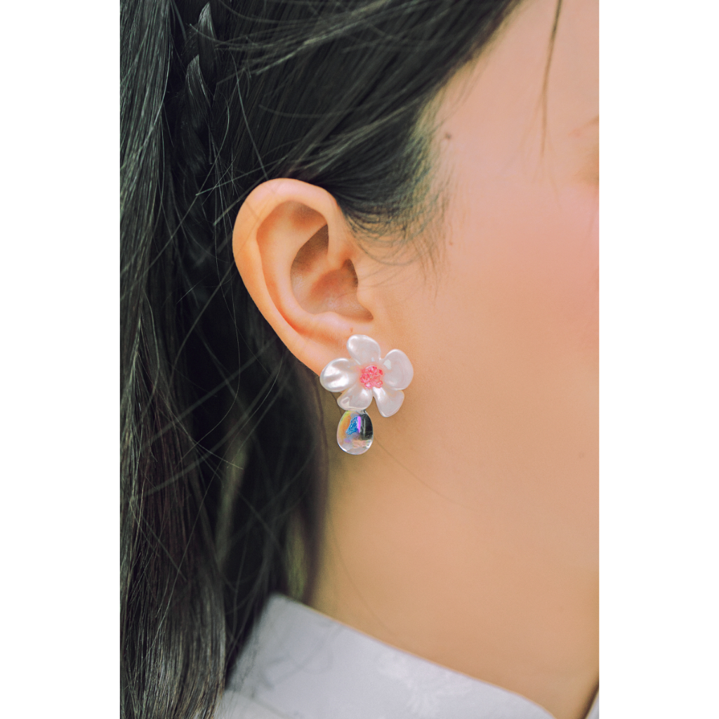 Sumire Store Hoa tai NK-082 hoa ly trắng nhụy hồng đính giọt nước