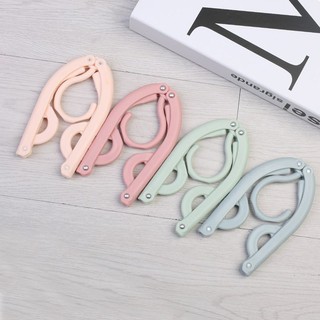 Móc gấp gọn treo quần áo khi đi du lịch