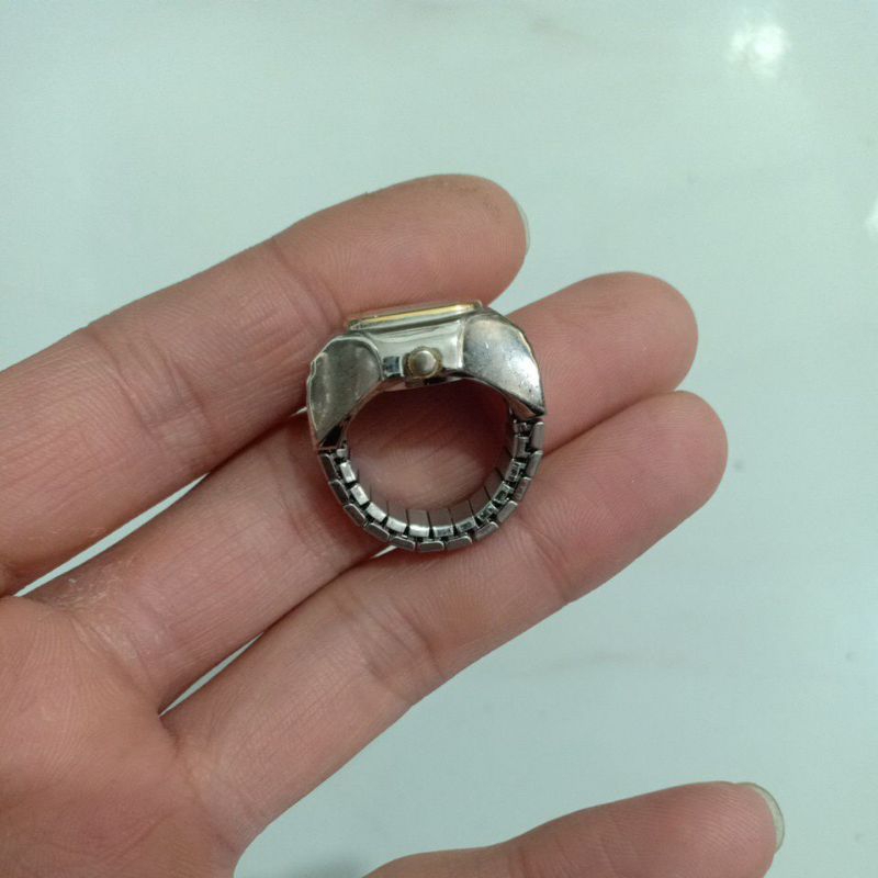 Đồng hồ nam nữ si nhật dạng nhẫn hiệu QUARTZ demi độ mới 85%