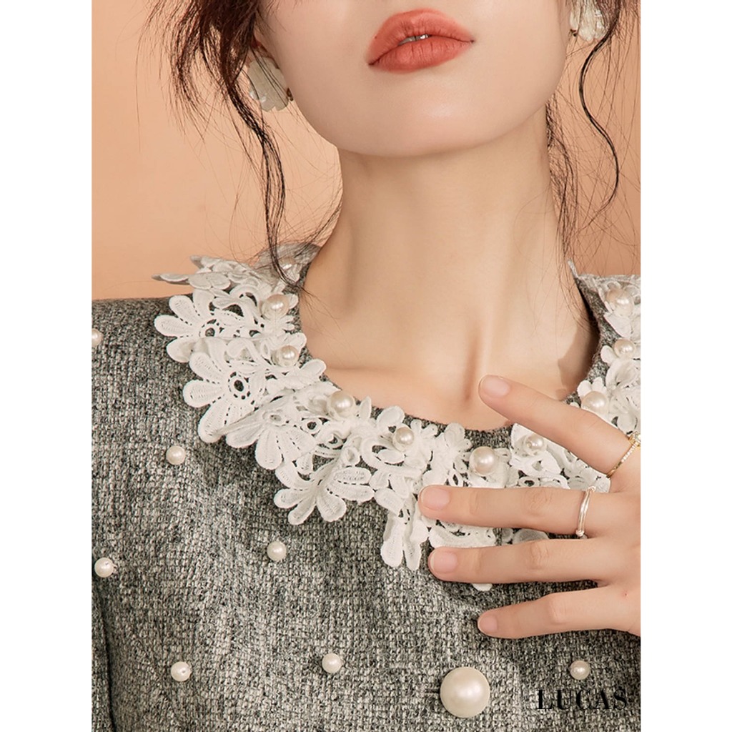 Váy set ghi tiêu: ao cổ ren trắng tay dài, chân váy a ngắn cùng set