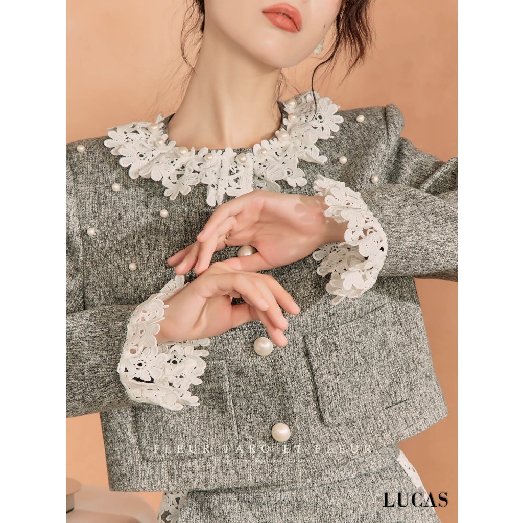 Váy set ghi tiêu: ao cổ ren trắng tay dài, chân váy a ngắn cùng set