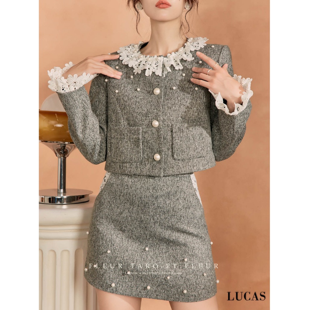 Váy set ghi tiêu: ao cổ ren trắng tay dài, chân váy a ngắn cùng set