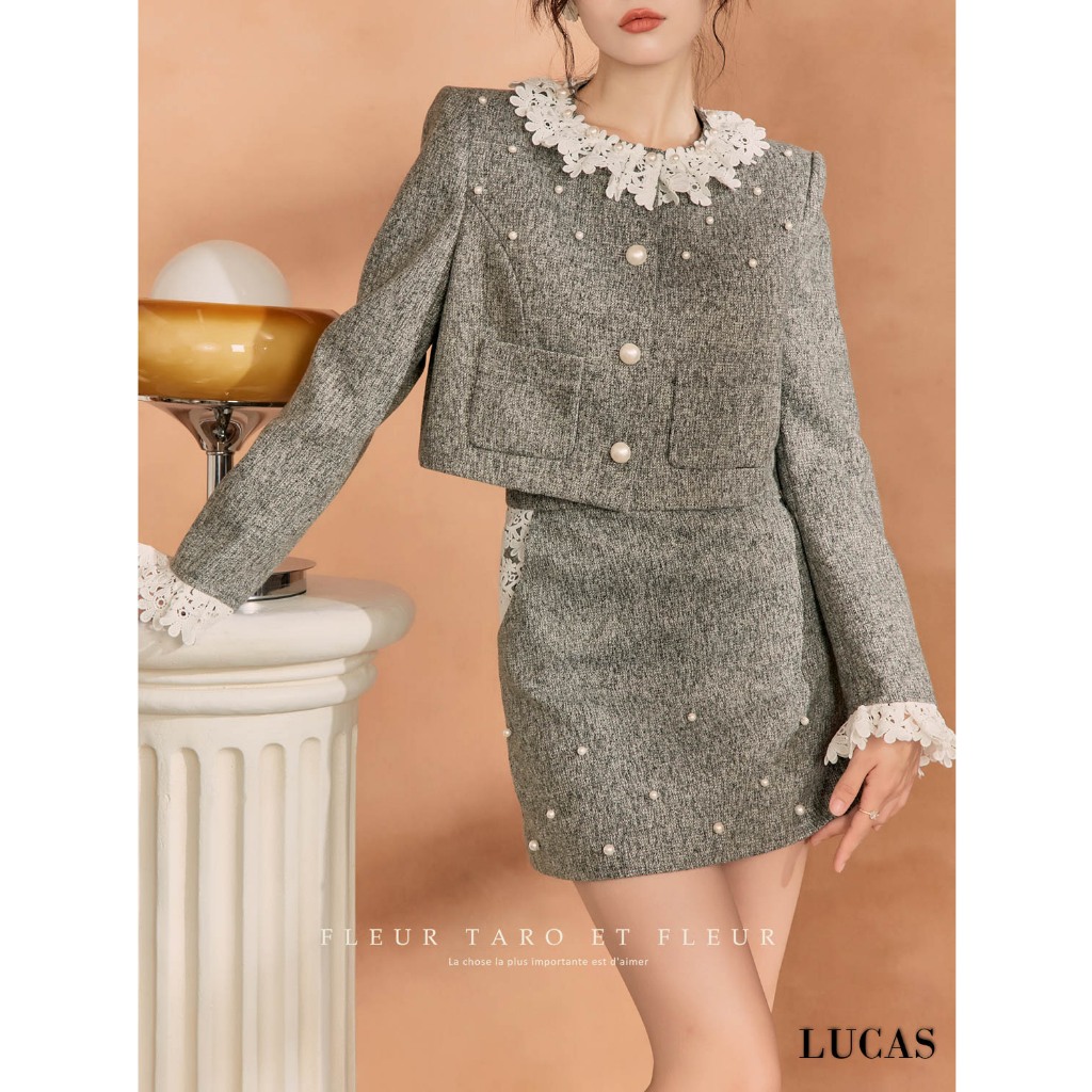 Váy set ghi tiêu: ao cổ ren trắng tay dài, chân váy a ngắn cùng set