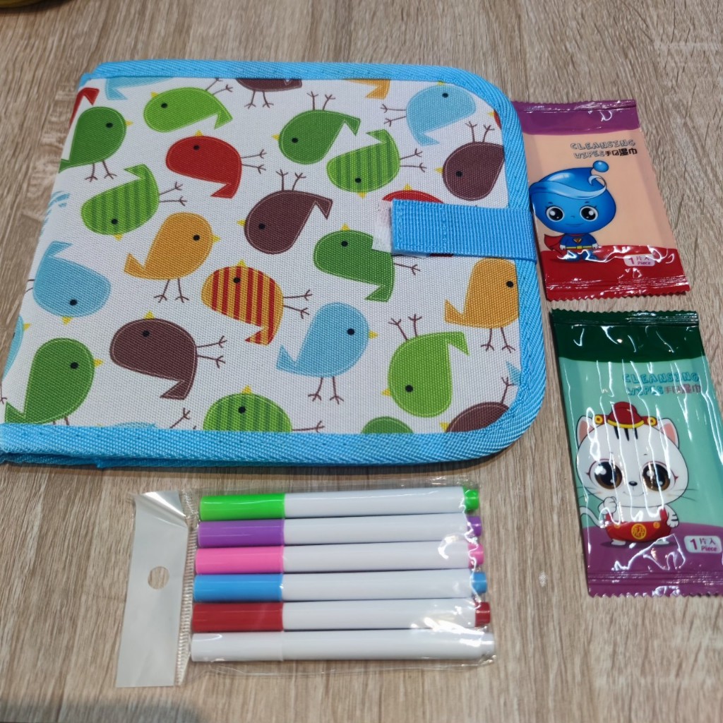 Sổ vẽ xoá được cho bé kèm 6 bút siêu tiện lợi với kích thước nhỏ gọn dễ mang ra ngoài