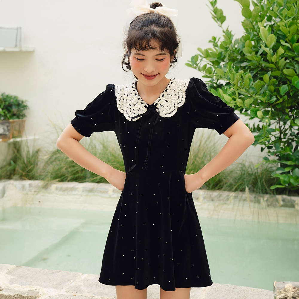 BLEUBIRD Váy nhung đính hạt cổ ren Black Velvet Dress