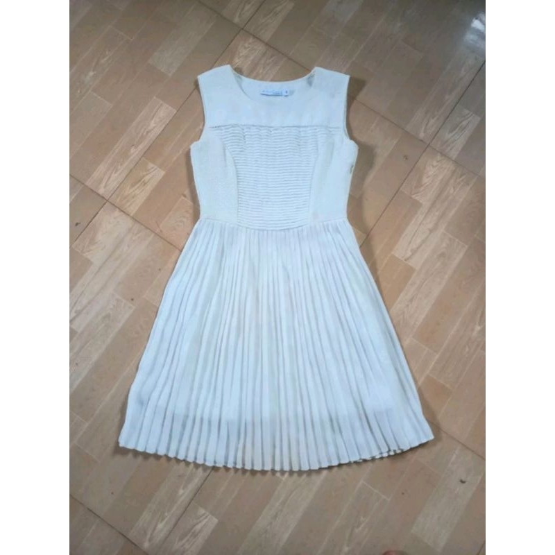 váy trắng xếp ly