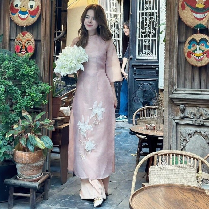 Áo Dài Cách Tân Nữ vải Voon Thêu Hoa Nổi đơn giản nhẹ nhàng Mặc đi chơi, sự kiện, đi ăn cưới