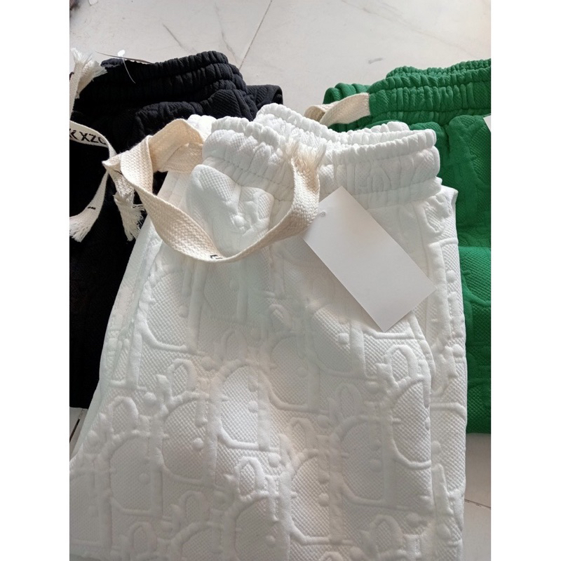 QUẦN ỐNG RỘNG BO GẤU VẢI XỐP RẬP CHỮ NỔI