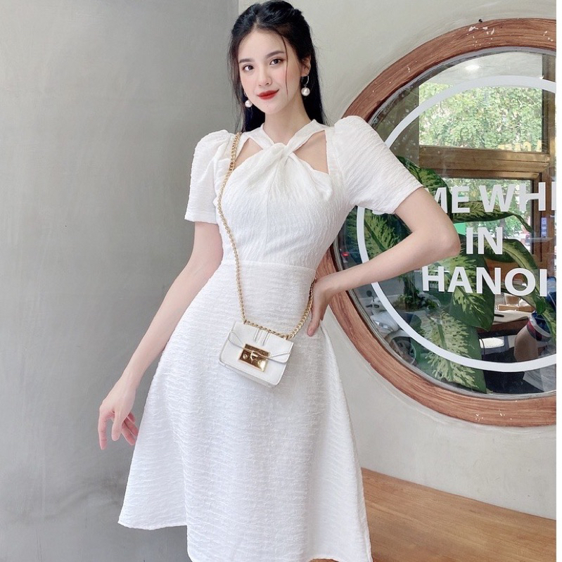 đầm trắng xoắn cổ