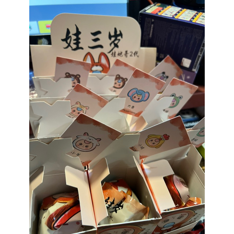 Bé 3 tuổi& anh trai bé mô hình trưng bày