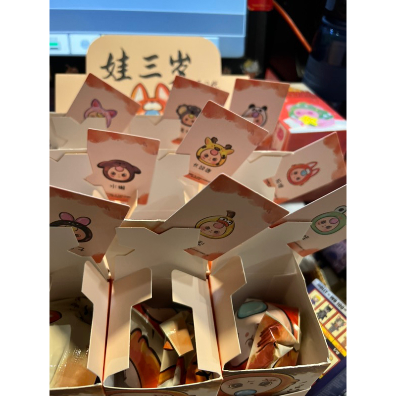 Bé 3 tuổi& anh trai bé mô hình trưng bày