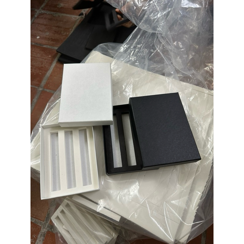 Hộp đựng nước hoa 3 khay loại chai 10ml  có cả đen và trắng