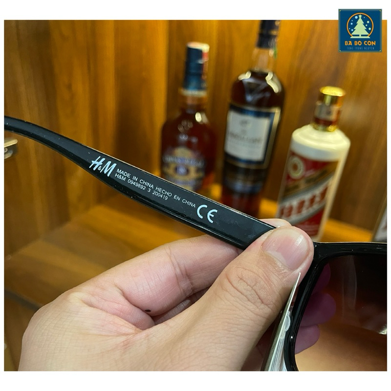 Kính râm nữ HM US Tuyệt đẹp, có bill và mail mua hàng tại web hãng, tặng kèm hộp và khăn