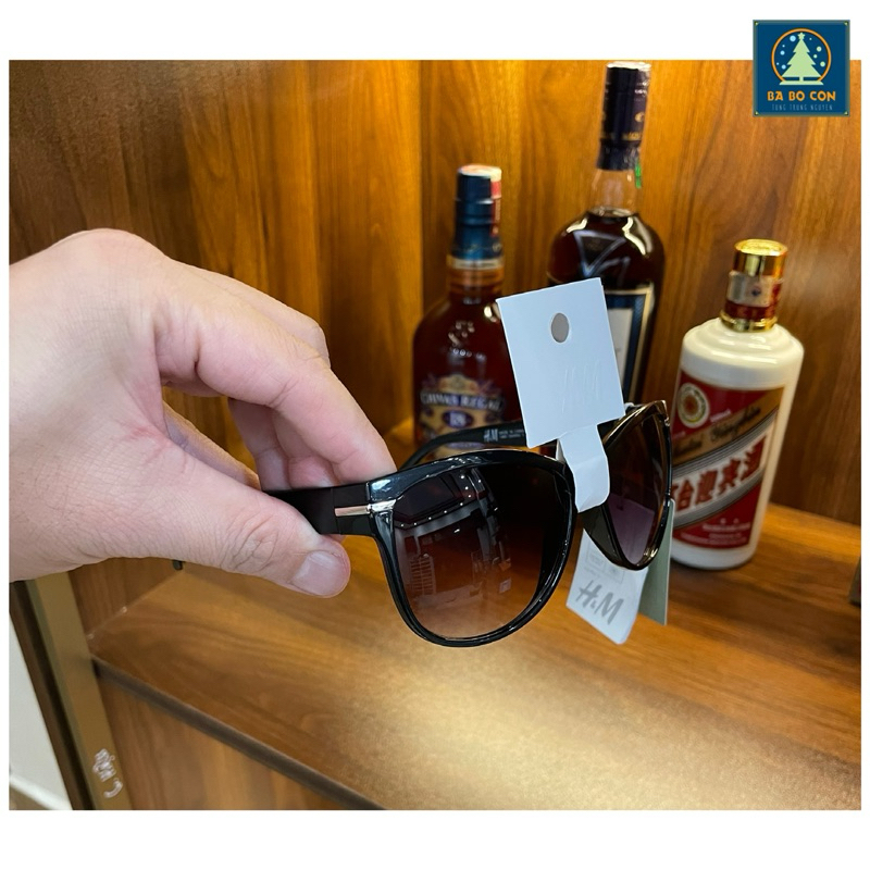 Kính râm nữ HM US Tuyệt đẹp, có bill và mail mua hàng tại web hãng, tặng kèm hộp và khăn