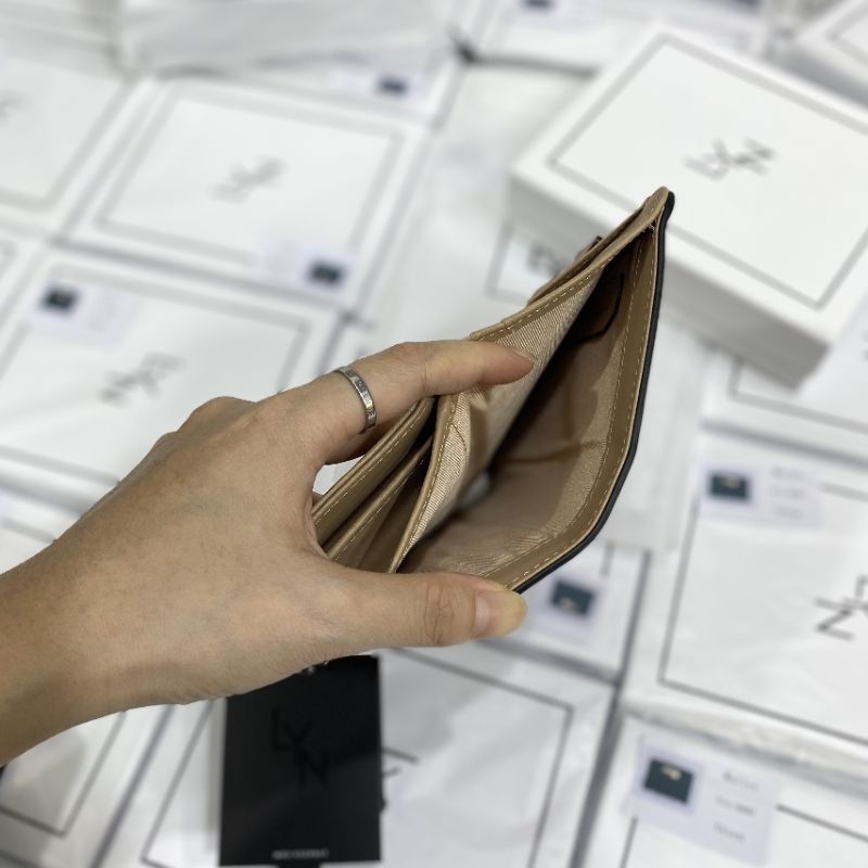 VÍ LYN CHẦN NGẮN