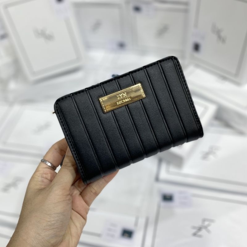 VÍ LYN CHẦN NGẮN