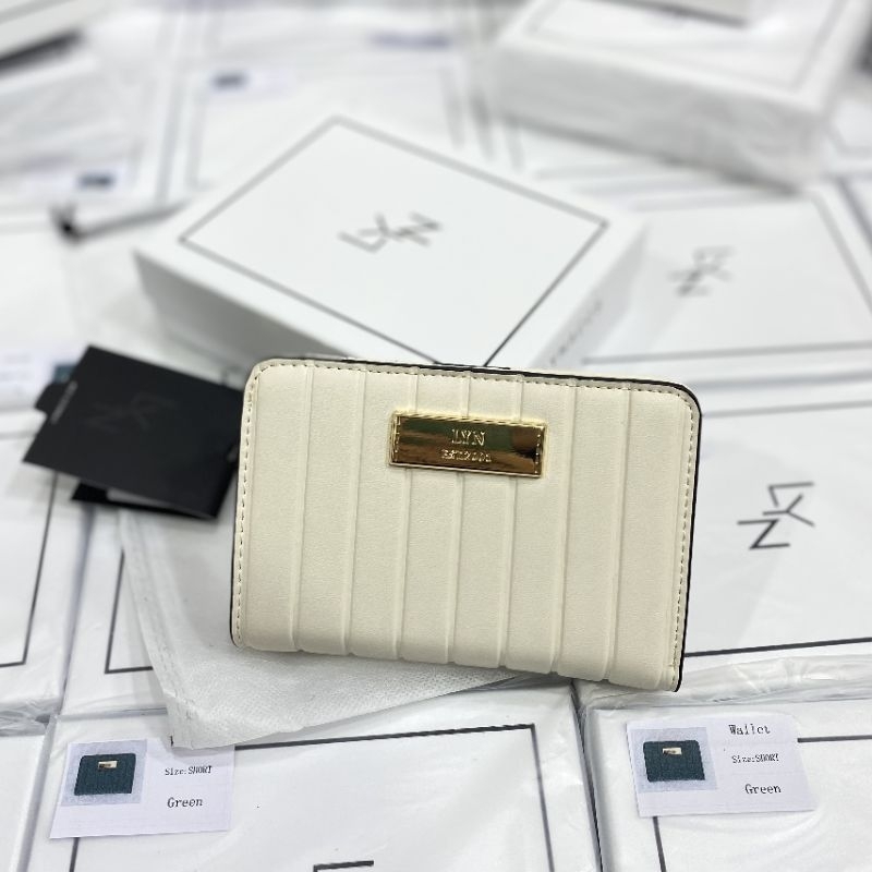 VÍ LYN CHẦN NGẮN