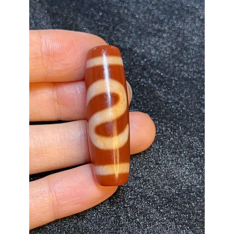 Dzi tây tạng lõi đá đỏ hình móc tiền size 4cm đá phong thuỷ