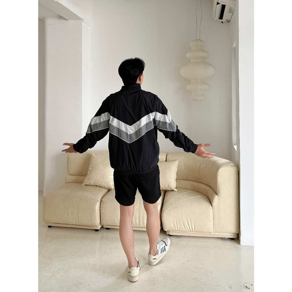 Áo khoác dù phom rộng unisex 4 CAPMAN màu đen phối xám