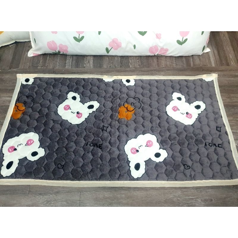 Thảm Lông Cừu cho bé đi học bán trú siêu ấm, dày dặn , có chun 4 góc