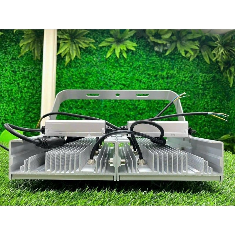 Đèn pha cầu lồi 100w 200w 300w chống chóa chuyên cho sân bóng đá, cầu lông, tennis, sân vườn