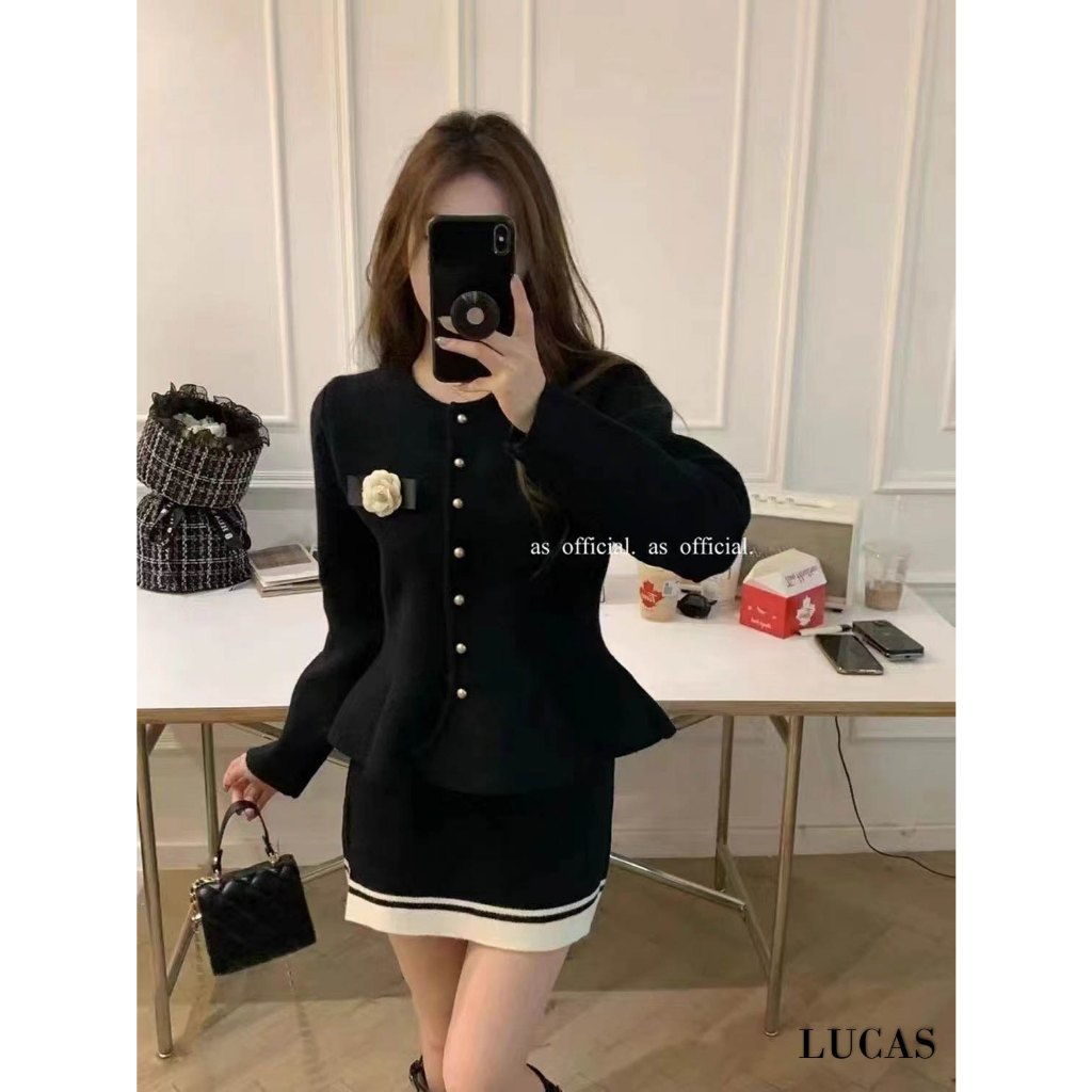 Váy set len: áo cổ tròn tay dài tag hoa cài gấu áo xòe, chân váy a ngắn