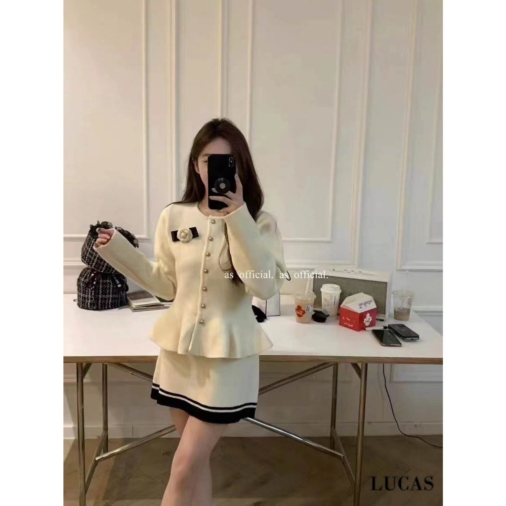 Váy set len: áo cổ tròn tay dài tag hoa cài gấu áo xòe, chân váy a ngắn