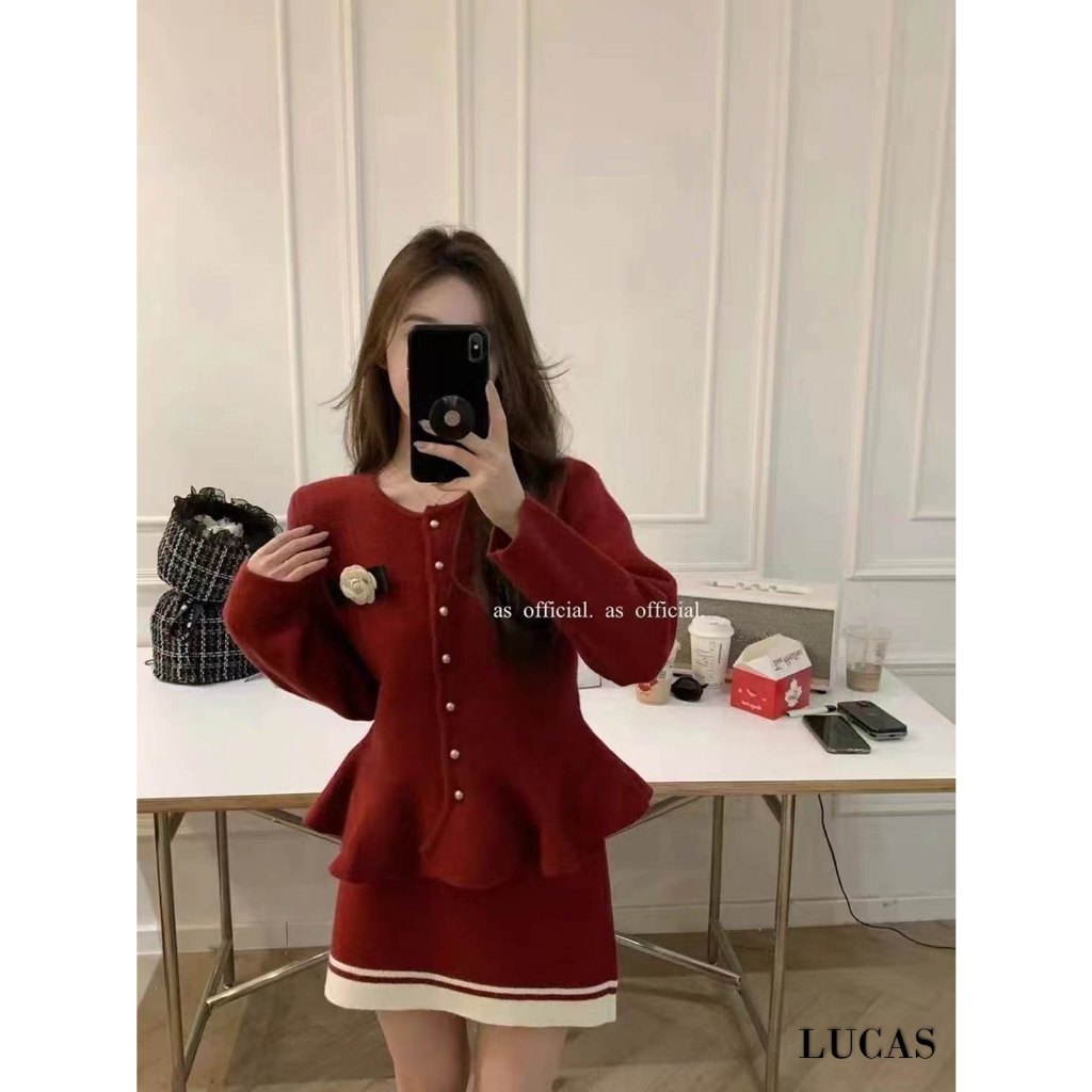 Váy set len: áo cổ tròn tay dài tag hoa cài gấu áo xòe, chân váy a ngắn