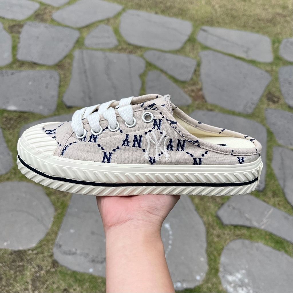 Giày MLB Playball Origin Mule Monogram màu nâu chính hãng, sục MLB đạp gót logo NY