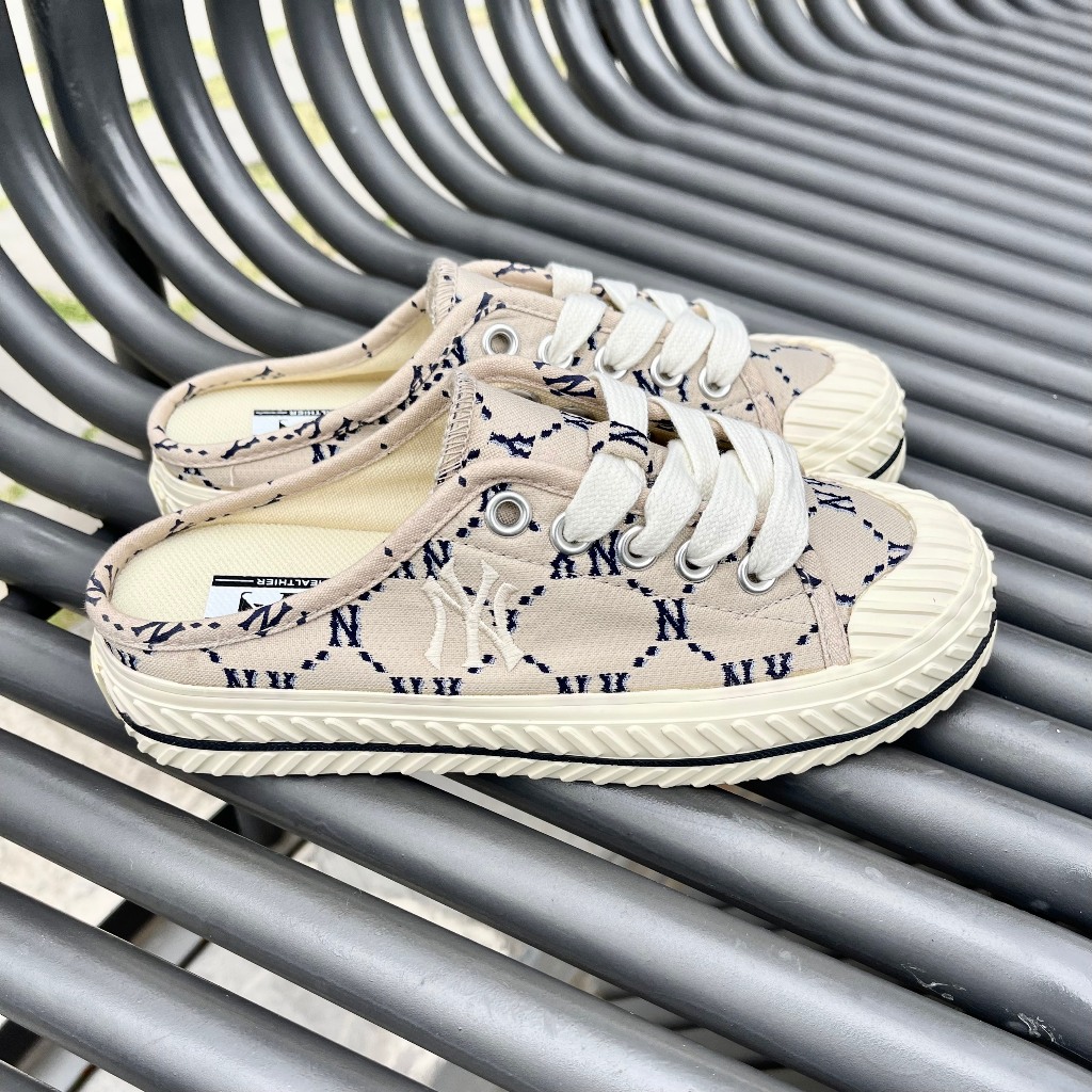 Giày MLB Playball Origin Mule Monogram màu nâu chính hãng, sục MLB đạp gót logo NY