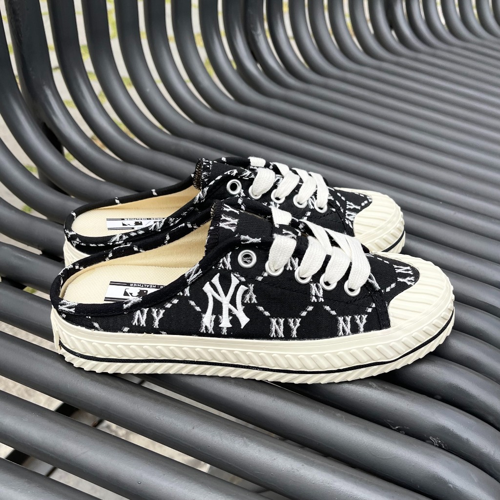 Giày MLB Playball Origin Mule Monogram chính hãng, sục MLB logo NY thêu họa tiết monogram