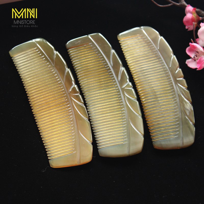 Lược sừng me khía tim, kích thước 13cm - 17cm, dày 4mm - 7mm, màu sắc đen lưa, giảm cảm giác đau đầu và hạn chế rụng tóc