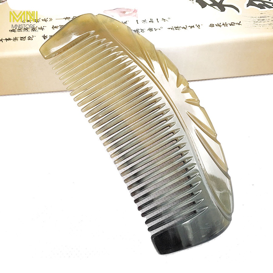 Lược sừng me khía tim, kích thước 13cm - 17cm, dày 4mm - 7mm, màu sắc đen lưa, giảm cảm giác đau đầu và hạn chế rụng tóc