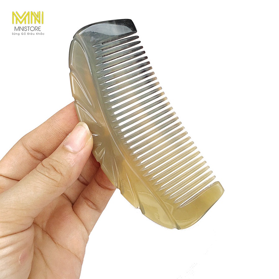 Lược sừng me khía tim, kích thước 13cm - 17cm, dày 4mm - 7mm, màu sắc đen lưa, giảm cảm giác đau đầu và hạn chế rụng tóc