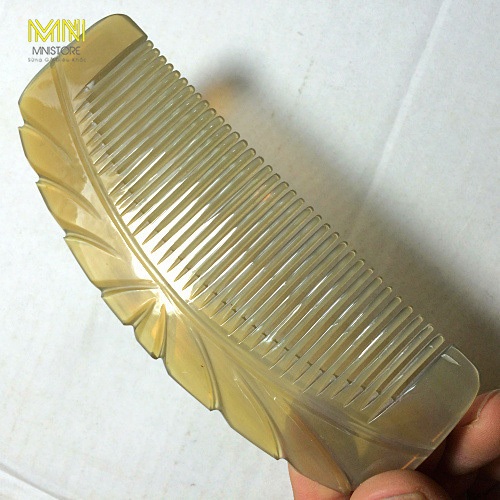 Lược sừng me khía tim, kích thước 13cm - 17cm, dày 4mm - 7mm, màu sắc đen lưa, giảm cảm giác đau đầu và hạn chế rụng tóc