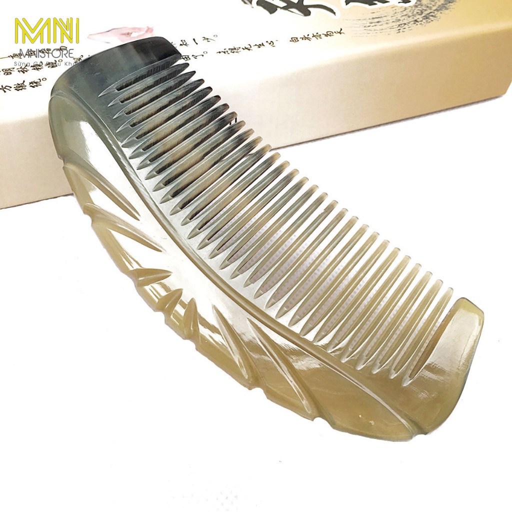 Lược sừng me khía tim, kích thước 13cm - 17cm, dày 4mm - 7mm, màu sắc đen lưa, giảm cảm giác đau đầu và hạn chế rụng tóc