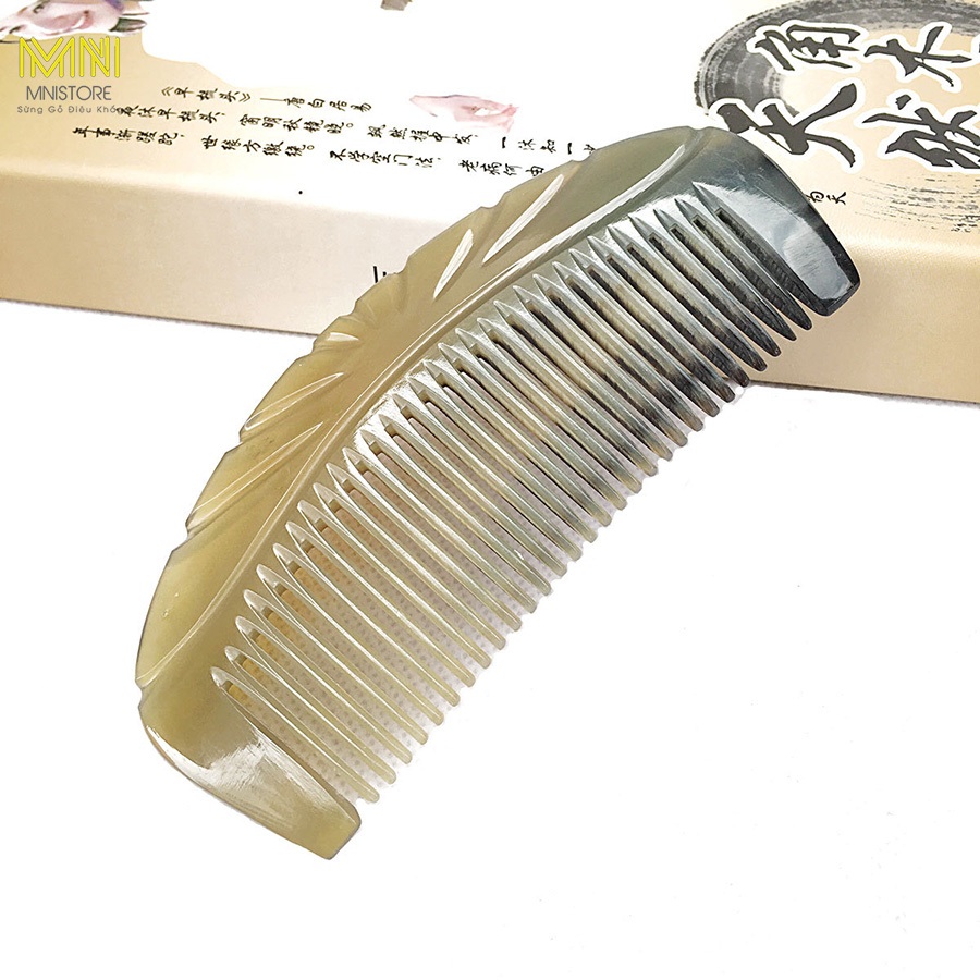 Lược sừng me khía tim, kích thước 13cm - 17cm, dày 4mm - 7mm, màu sắc đen lưa, giảm cảm giác đau đầu và hạn chế rụng tóc