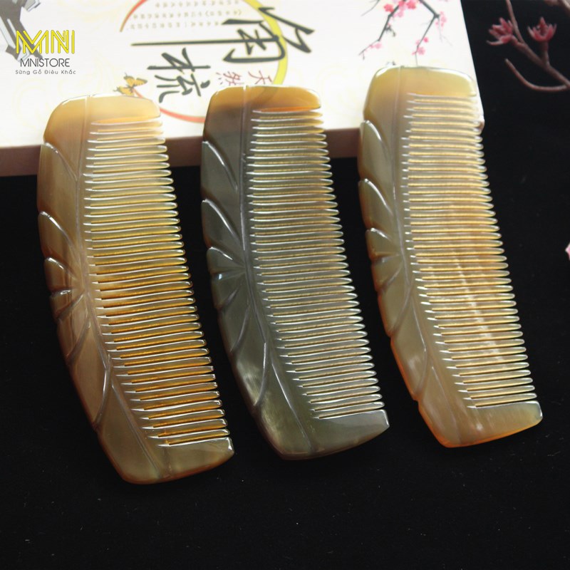 Lược sừng me khía tim, kích thước 13cm - 17cm, dày 4mm - 7mm, màu sắc đen lưa, giảm cảm giác đau đầu và hạn chế rụng tóc
