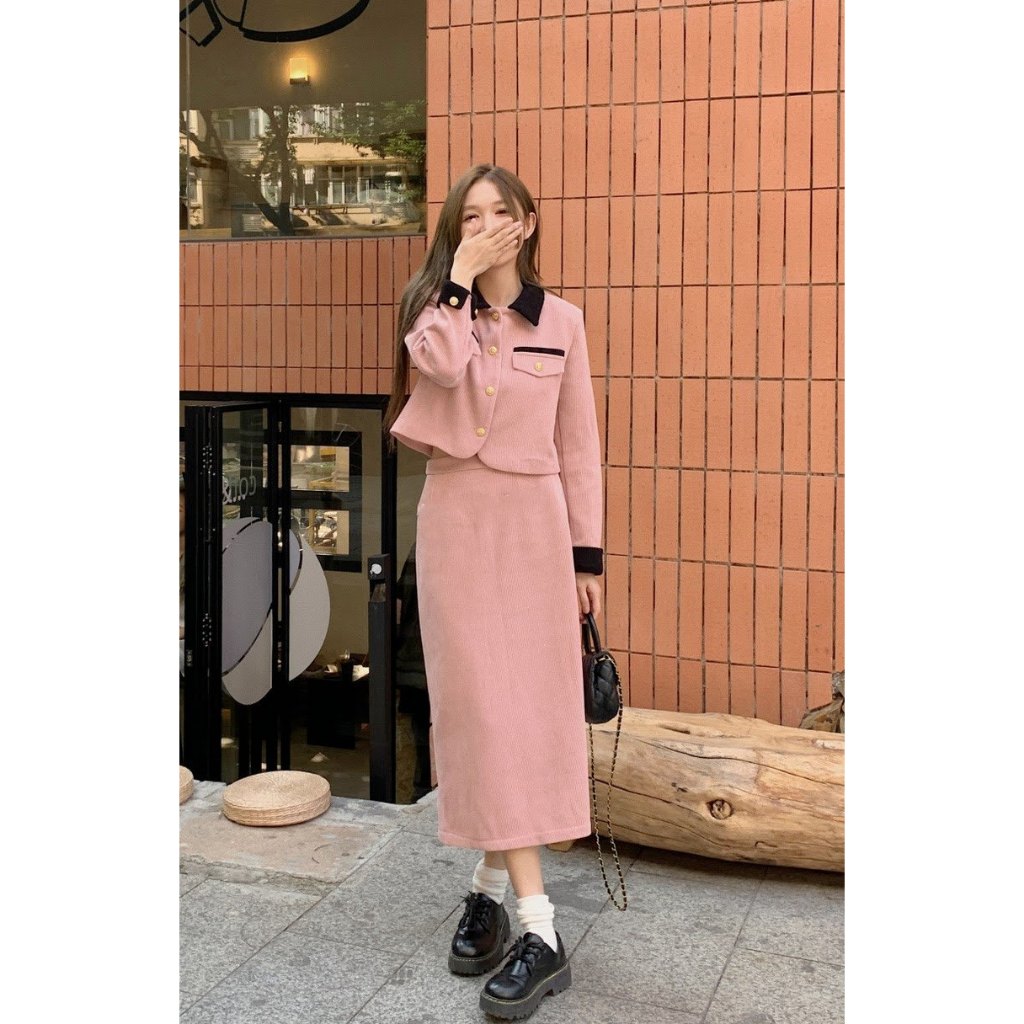 Váy set: áo cổ bẻ đen tay dài, chân váy a dài cùng set