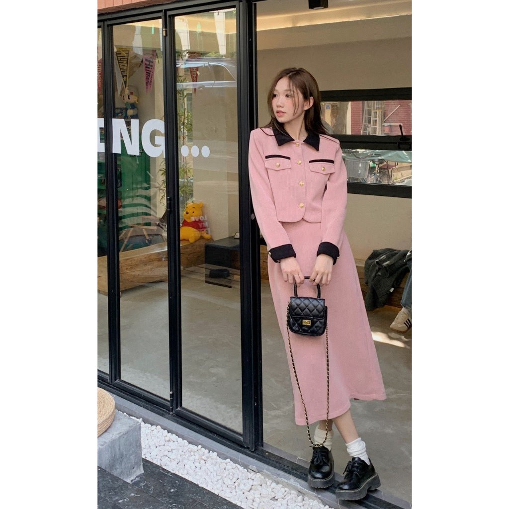 Váy set: áo cổ bẻ đen tay dài, chân váy a dài cùng set