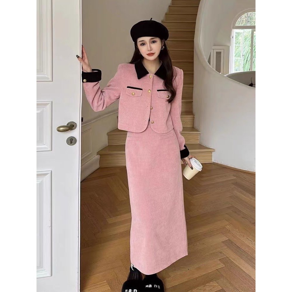 Váy set: áo cổ bẻ đen tay dài, chân váy a dài cùng set