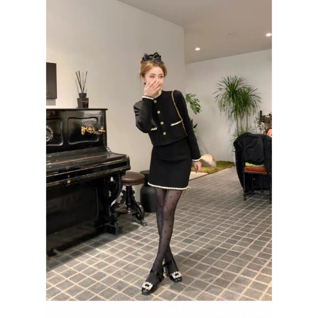 Váy set tweed đen: áo cổ tàu viền bèo kem tay dài, chân váy a ngắn