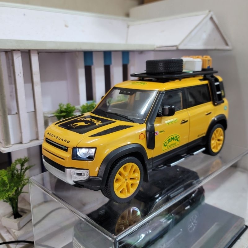 Mô hình xe Land Rover Defender tỉ lệ 1/18 có đánh lái, có còi và gập gương