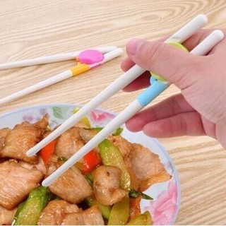 Đũa tập ăn cho bé hàng xuất Nhật 2 màu dễ thương an toàn tập gắp đồ ăn